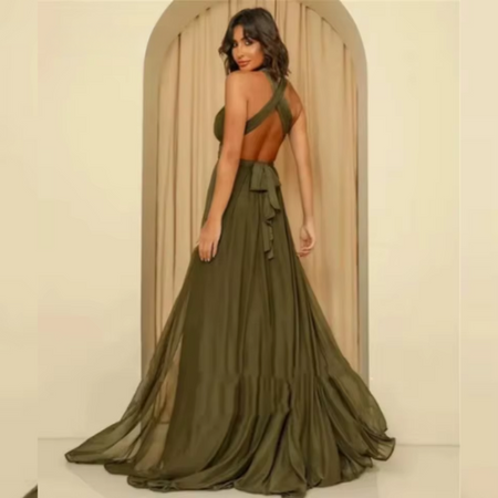 Vestido Longo de Chiffon Verde Oliva Caimento Fluido com Decote Halter e Fenda Frontal